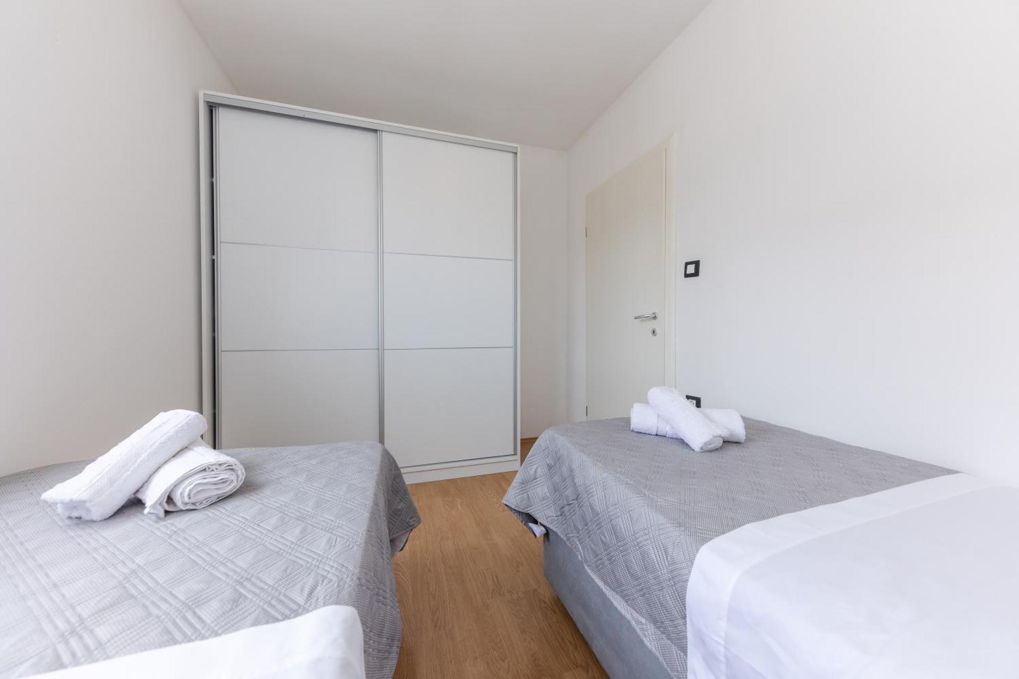 House Niko M With 6 Apartments Сплит Екстериор снимка