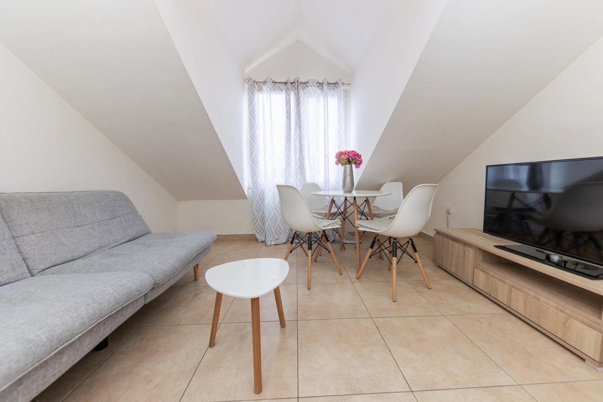 House Niko M With 6 Apartments Сплит Екстериор снимка
